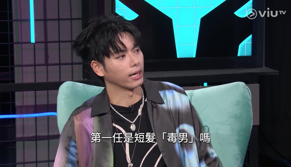 KITKAT表示第一任男友係戴眼鏡、「宅男」feel啲