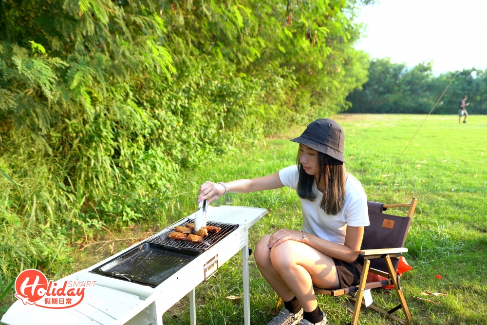 露營重頭戲之一當然是「煮飯仔」環節,套餐本身已有齊煮食用具、餐具和調味料,另外可以選擇燒烤爐、韓國卡式爐連火鍋煲或燒肉鐵板,只需備自備食物即可,如果仍嫌麻煩,亦可以在兩日前找場地代訂食物。