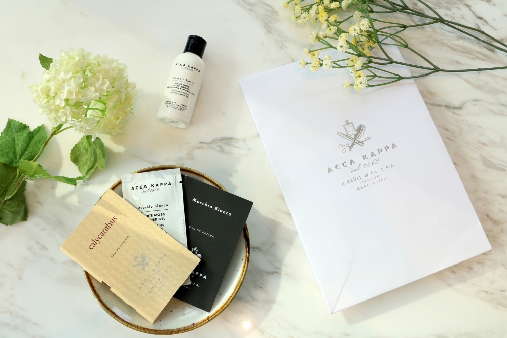 凡惠顧兩位用下午茶，每位客人可獲贈1份ACCA KAPPA香氛護理禮品套裝。