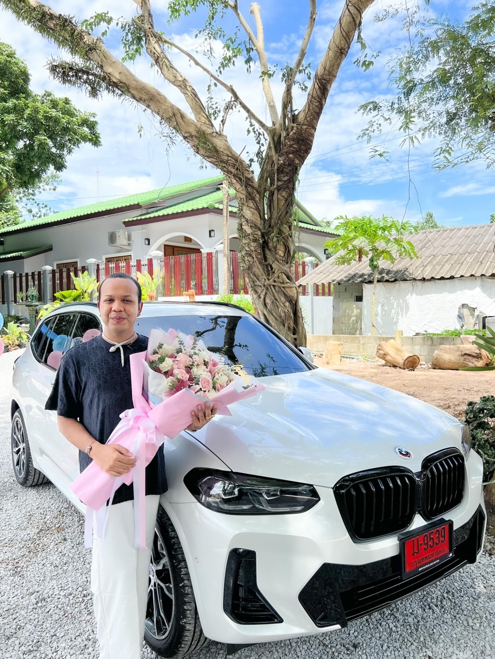 有報道指佢拎咗360萬泰銖現金(約$77萬港元)購買BMW,網民質疑佢做和尚點會有咁多現金