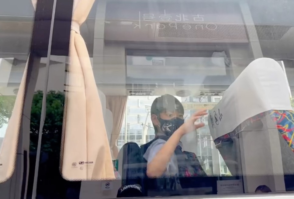 吳尊送仔女搭校車返學