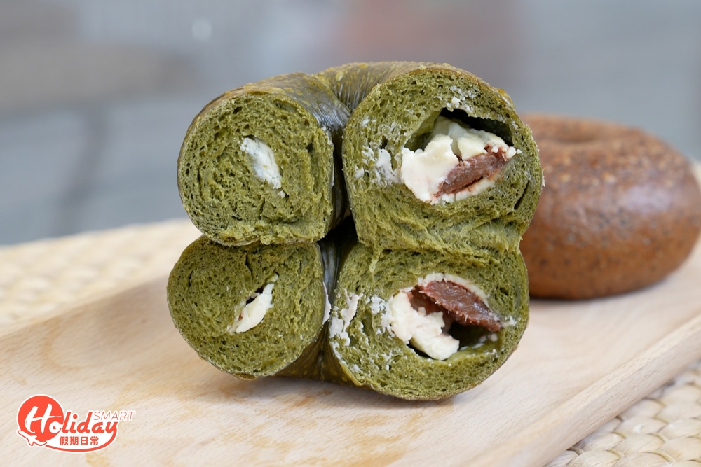 店家推介抹茶草莓乳酪，味道相對比朱古力味清新，麵包的抹茶雖然不算濃郁，但能帶出甘香的抹茶味，再配上酸甜的士多啤梨果肉和醬及乳酪，味道層次更豐富，而且果香果調和了乳酪的甜膩感！