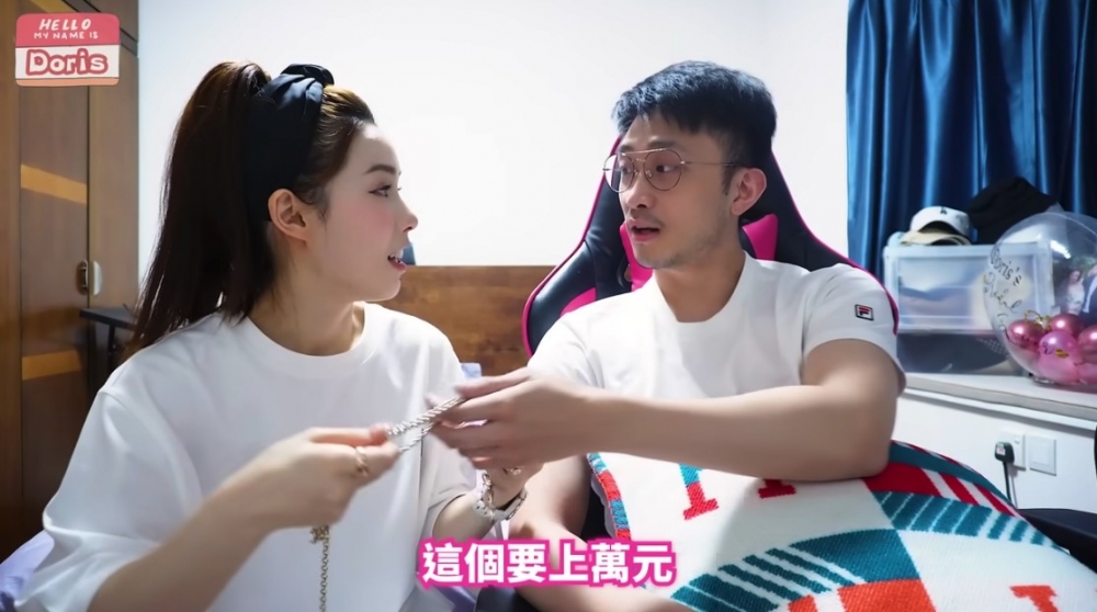 上面嘅CHANEL腰帶價值過萬蚊,就令多多老公嚇親!