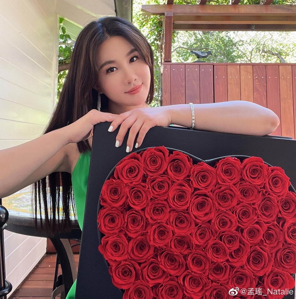 6月嗰陣孟瑤就曾經晒出一個逾50朵玫瑰砌成心形嘅禮物，應該係佢圈外男友送畀佢嘅生日禮物。