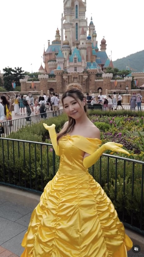 譚嘉儀喺城堡前面打卡:「真係好大膽,30幾歲人,仲係度扮公主呀! #為左拍Reel 可以去到幾盡」