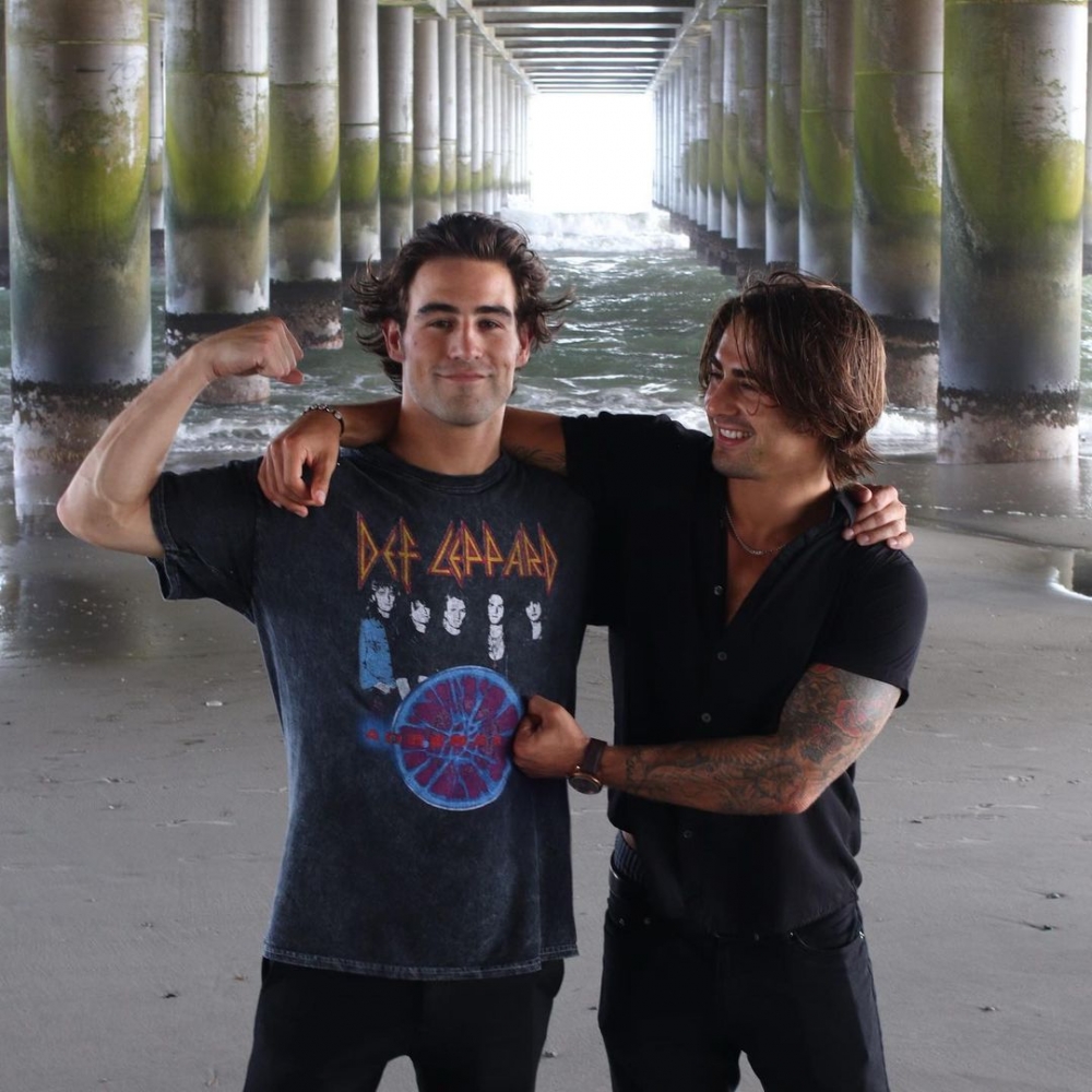 雖然係表兄弟，但兩人從小一起長大，感情猶如親兄弟 ！