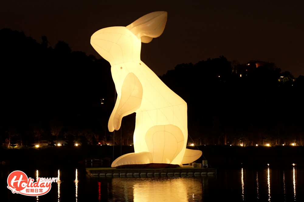 要數全場最焦點打卡位，一定是漂浮於白鷺湖中央的12米高超巨型發光月兔，一到晚上便會亮燈，顯得更加有中秋氣氛。