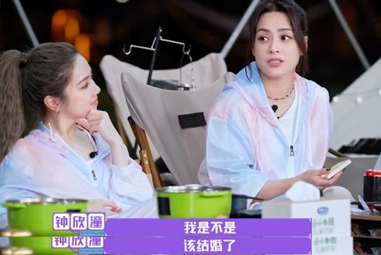 喺《百川可逗鎮》上阿嬌就表示佢當初結婚只係考慮到時機上佢係咪應該結婚,而無考慮到佢係咪想結婚