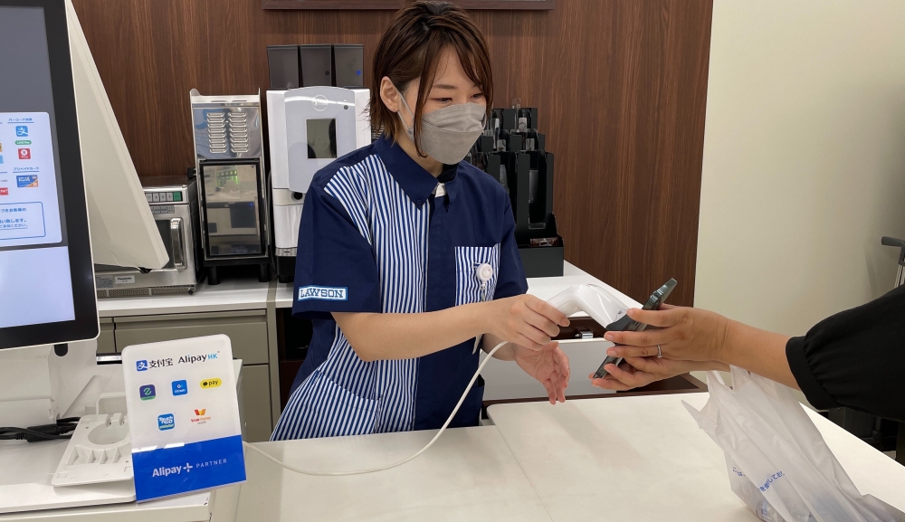 只要在日本見到有「Alipay+」或「AlipayHK」標識的商戶，可用AlipayHK以港幣作結算進行付款。