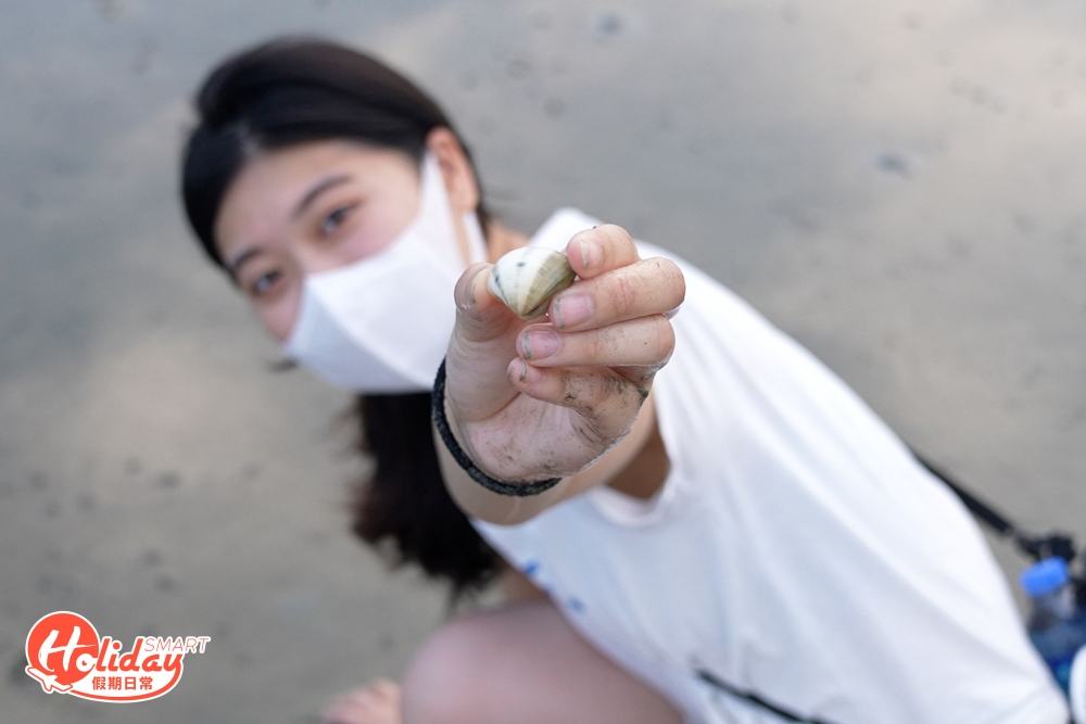 記者第一次摸蜆，剛開始不久就已經有第一粒收獲，果然是被喻為最多蜆獲的泥灘！