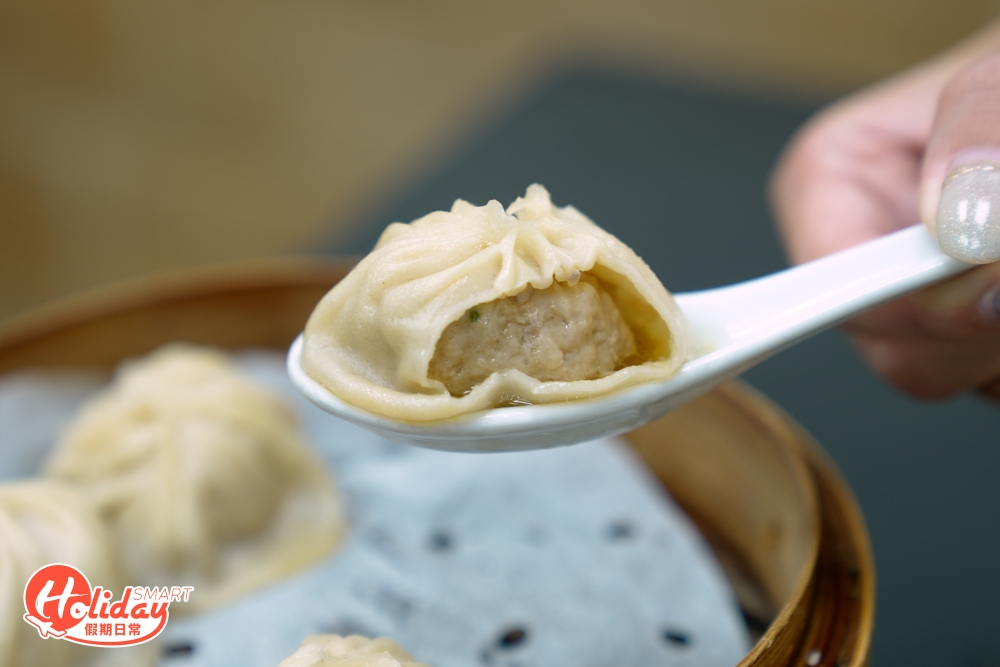 即叫即蒸的小籠包一定要趁熱食，以蒸籠呈上保持溫度，小籠包外形飽滿，厚薄剛好，咬開湯汁一湧而至。