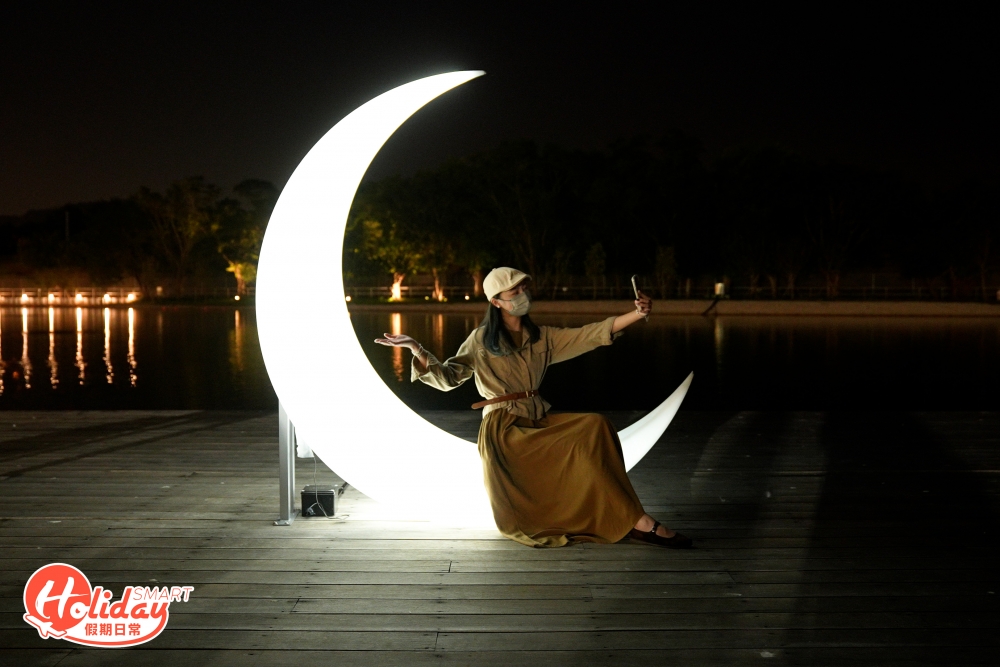 今年在湖泊更設置一座木橋，木橋兩旁放滿燈飾和兔仔造型燈等，沿著木橋前進除了是欣賞巨型月兔的最佳位置外，最盡頭擺放了巨型月亮燈，可以坐在月亮燈上拍照，場內亦可以帶同毛孩前來應節打卡。