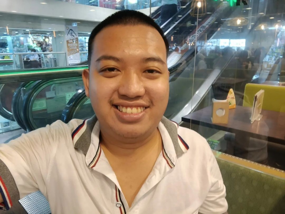 閒談家常嘅片段中Kenny更透露佢哋母子有負債，而且母親似乎並無工作，租金亦係由Kenny交，成家收入都係Kenny負責