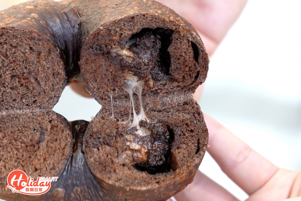 記者推介最受歡迎的雙重巧克力麻糬，外層麵包都加入朱古力，令麵包除了少許焦香味之外，更有淡淡的朱古力味。