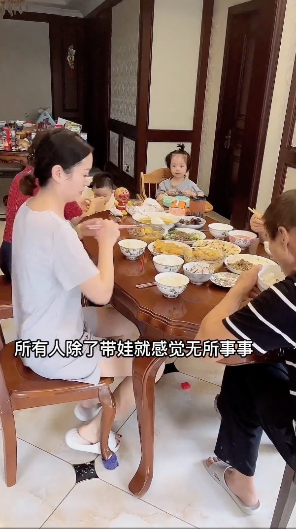 人妻表示全家唔返工感覺熱熱鬧鬧，所有人除咗湊小朋友都好似無所事事咁，每日都等住食三餐