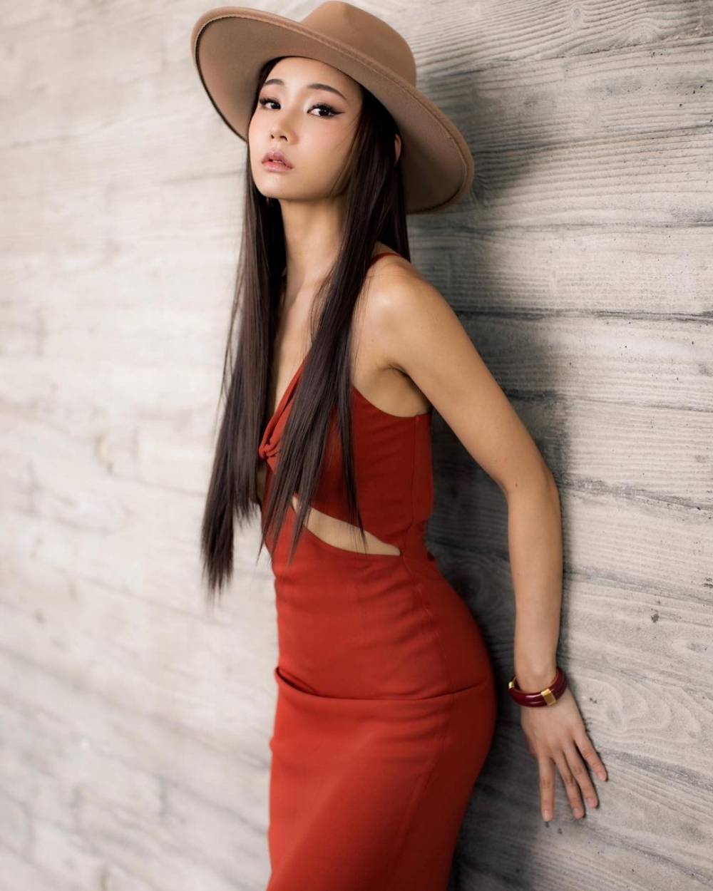 今次簡淑兒一改以往甜美宅男女神風格,畫上濃黑眼線