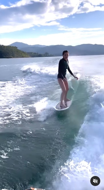 近日周秀娜就愛上玩wakesurf，經常喺IG大晒遊玩片段～
