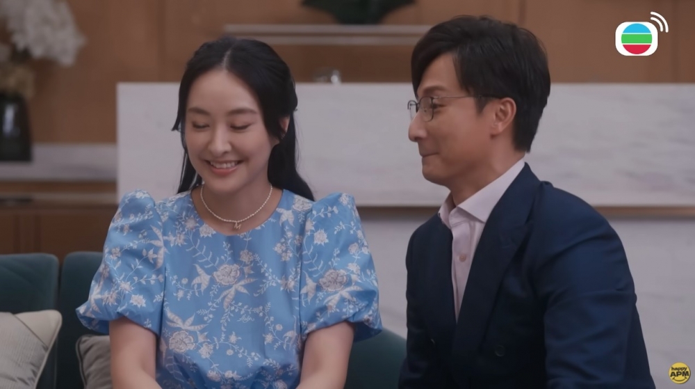 陳瀅喺龐家時所著嘅藍色花花連身裙雖然就係露肩,但泡泡袖嘅設計同樣強調咗膊頭