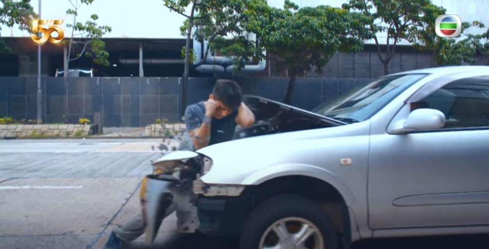 陳山聰所飾演嘅角色勁到能夠阻擋住迎面而來嘅車!