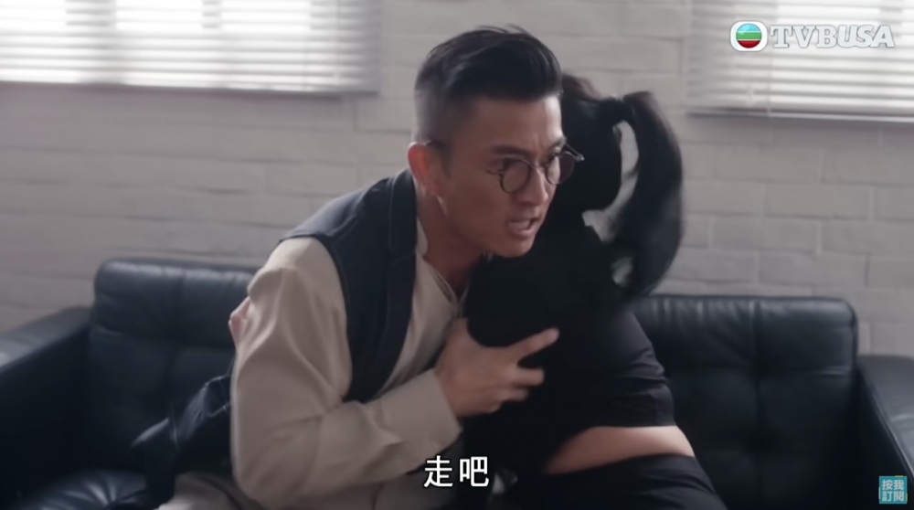 陳瀅喺陳山聰耳邊講嘢時現出腰間腩肉,十分搶眼!