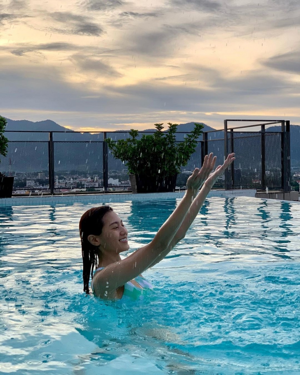 只見佢好開心咁不停潑水影相～