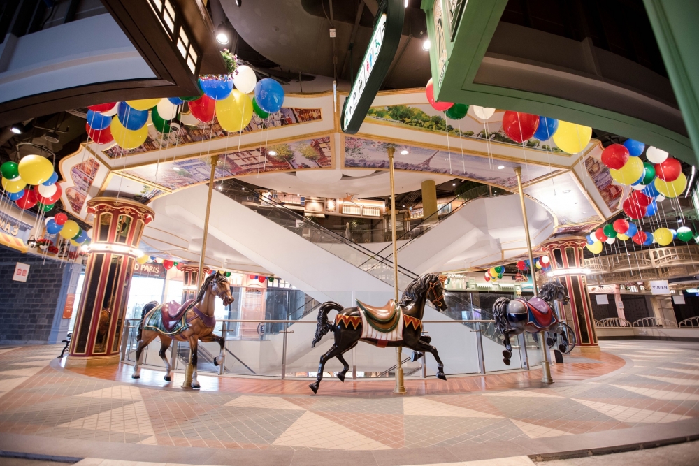 主打法國主題的2樓，位於中央的手扶梯旁邊打造了旋轉木馬的造景！