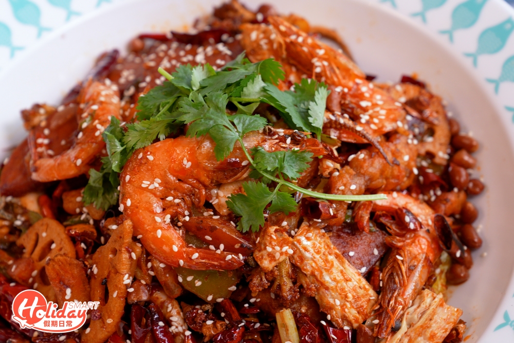 可以根據個人口味自選5款或以上配菜，例如各種肉類和海鮮等，每款都麻辣鮮香！