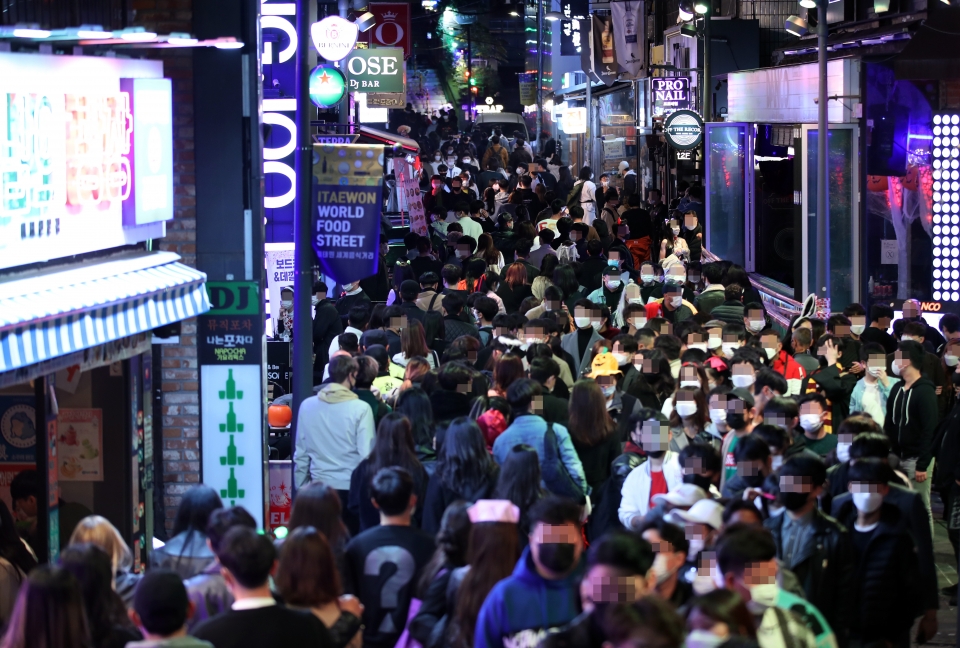10月29日晚,喺韓國首爾梨泰院舉辦萬聖節慶祝活動,吸引大批市民到場