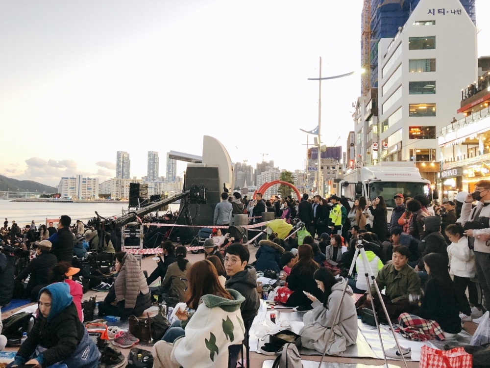 廣安里海水浴場開放免費入場，但如果想更近距離觀賞煙火表演，可以購買官方推出的座位區域！