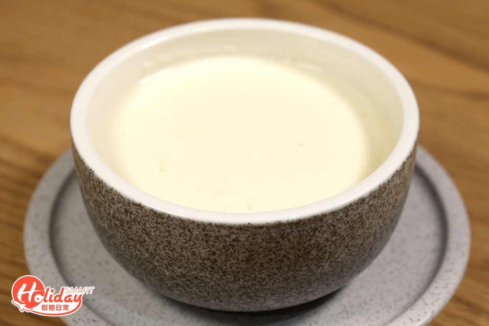 杏仁茶則用上美國南北杏混合現磨製作，再經兩重人手倒入濾網過濾去渣，如手沖絲襪奶茶般，所以做出來的口感零舍幼滑。