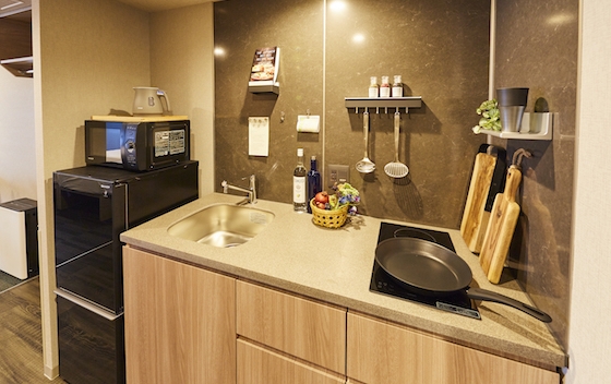 公寓有客飯廳和廚房，設備也十分齊全