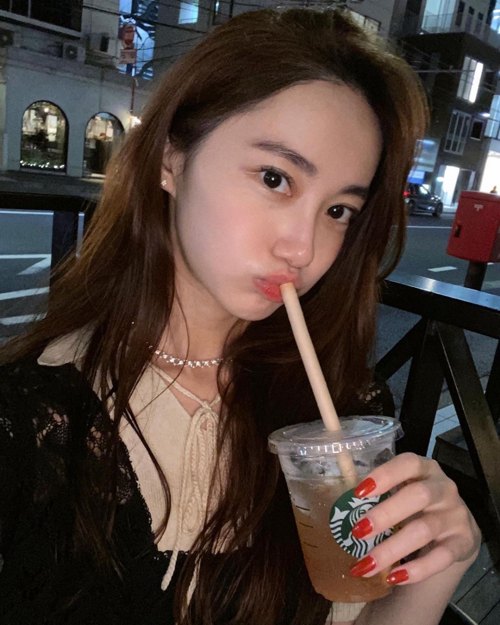 有指鍾培生喺日本仲有一位日本女生「Momona」陪伴，兩人疑似係戀人關係。