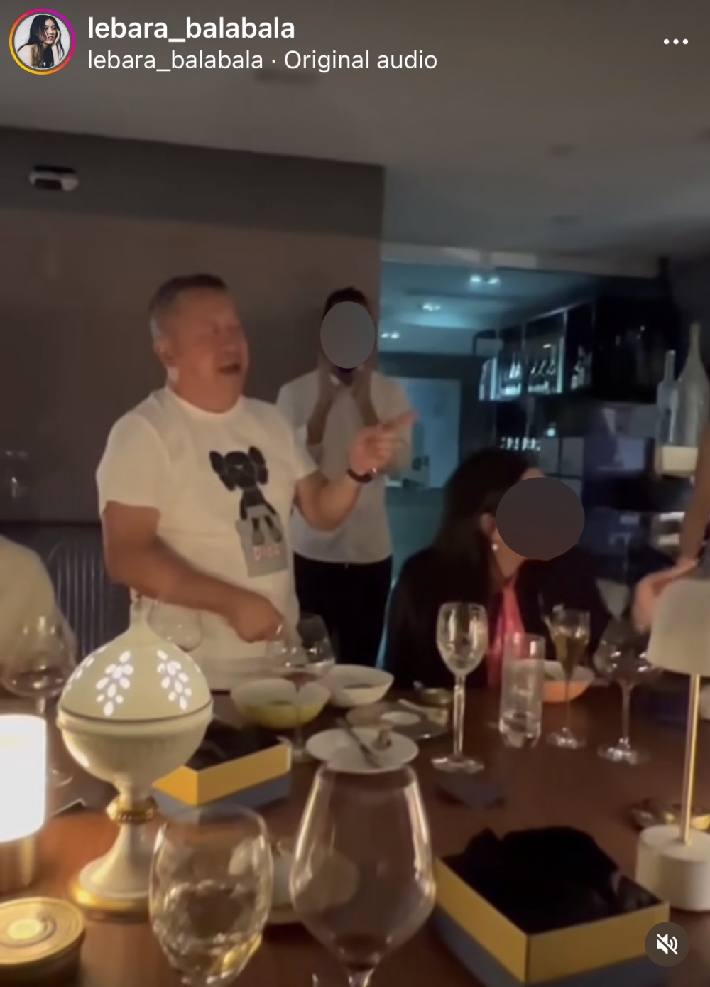 片中有唔少人出席佢嘅生日會,眾人對佢大唱生日歌,黎峇菈則雙手合十閉眼許願