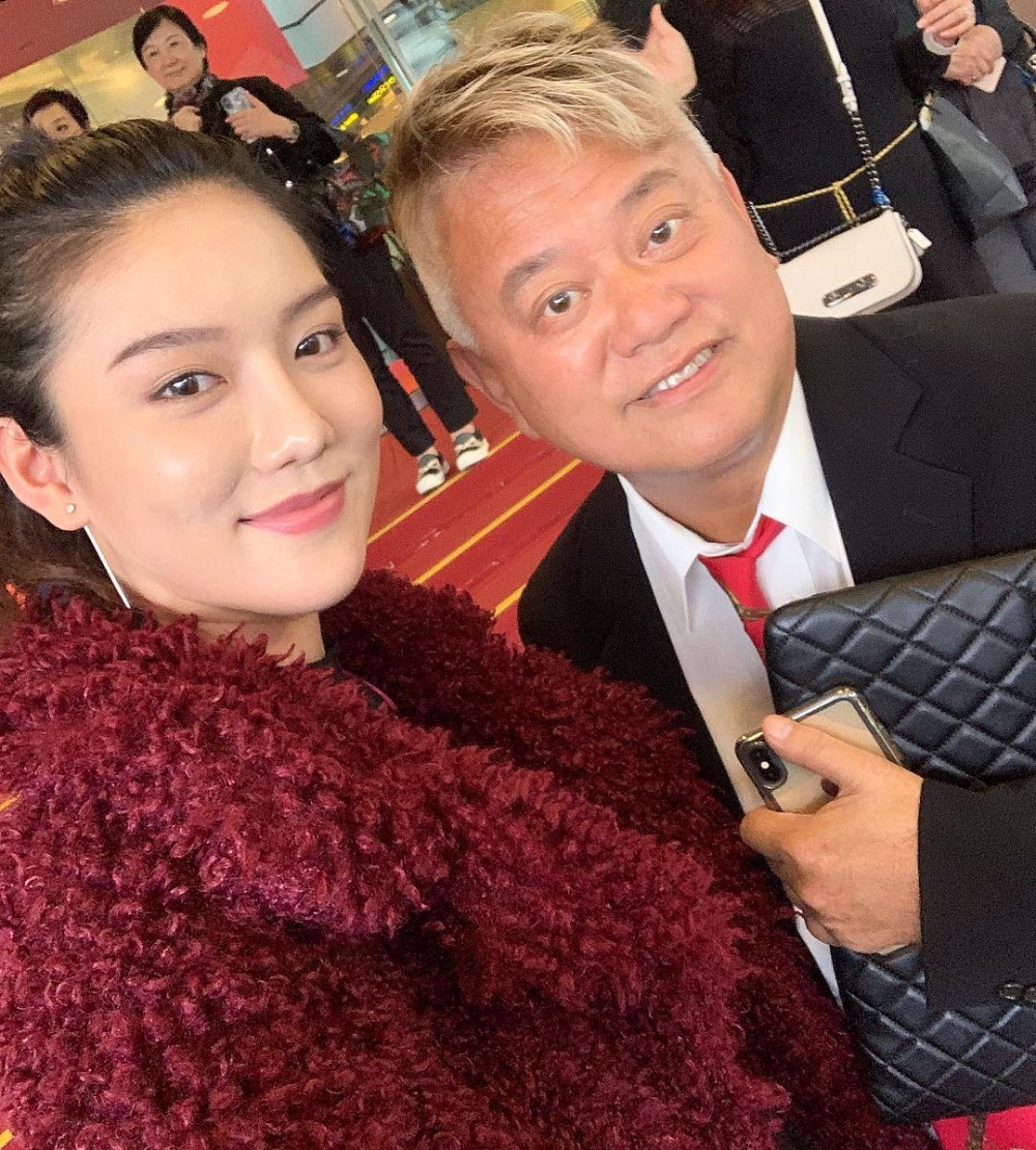 佢同過唔少香港藝人合照,包括叻哥陳百祥