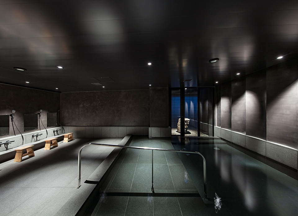 結合日式庭園與溫泉浴場的設計，更布置融合圓桌、奇岩、植樹等元素