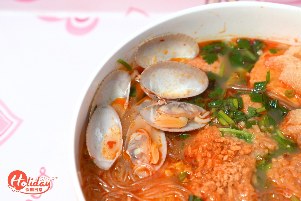 每碗足有十多隻花甲，隻隻新鮮，是每朝早老闆娘到街市精挑細選，肉厚飽滿無沙，食落清香鮮甜。想更飽肚可加餸，有超過20款餸任揀，食客推介肥牛、芝士魚腐，還有特別吸湯的響鈴和竹笙，果然是令人愈食愈上癮。