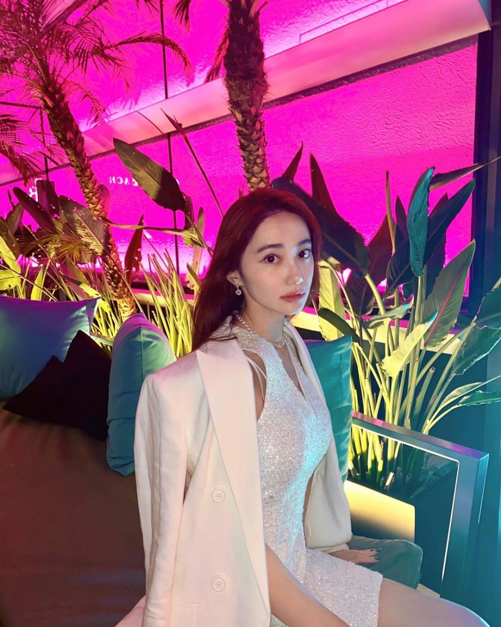 Momona五官標緻，又十分有氣質，相信都相當符合鍾培生嘅擇偶條件