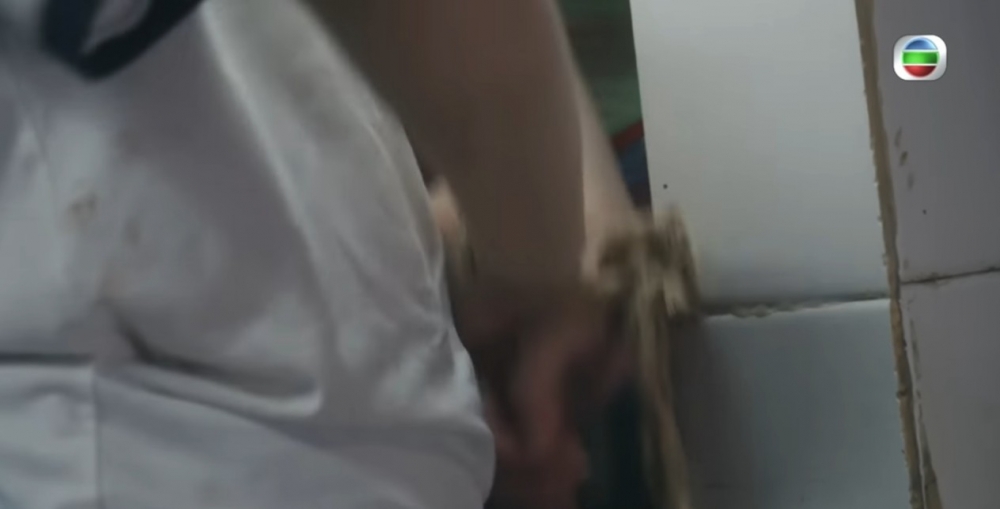 情況太危急，令佢居然嘗試用牆邊試圖磨斷條繩！