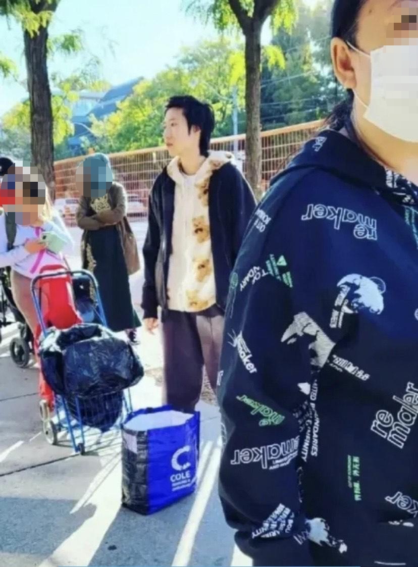 指佢當時正排隊等候攞免費食物，推測現時嘅生活似乎唔係咁好？！