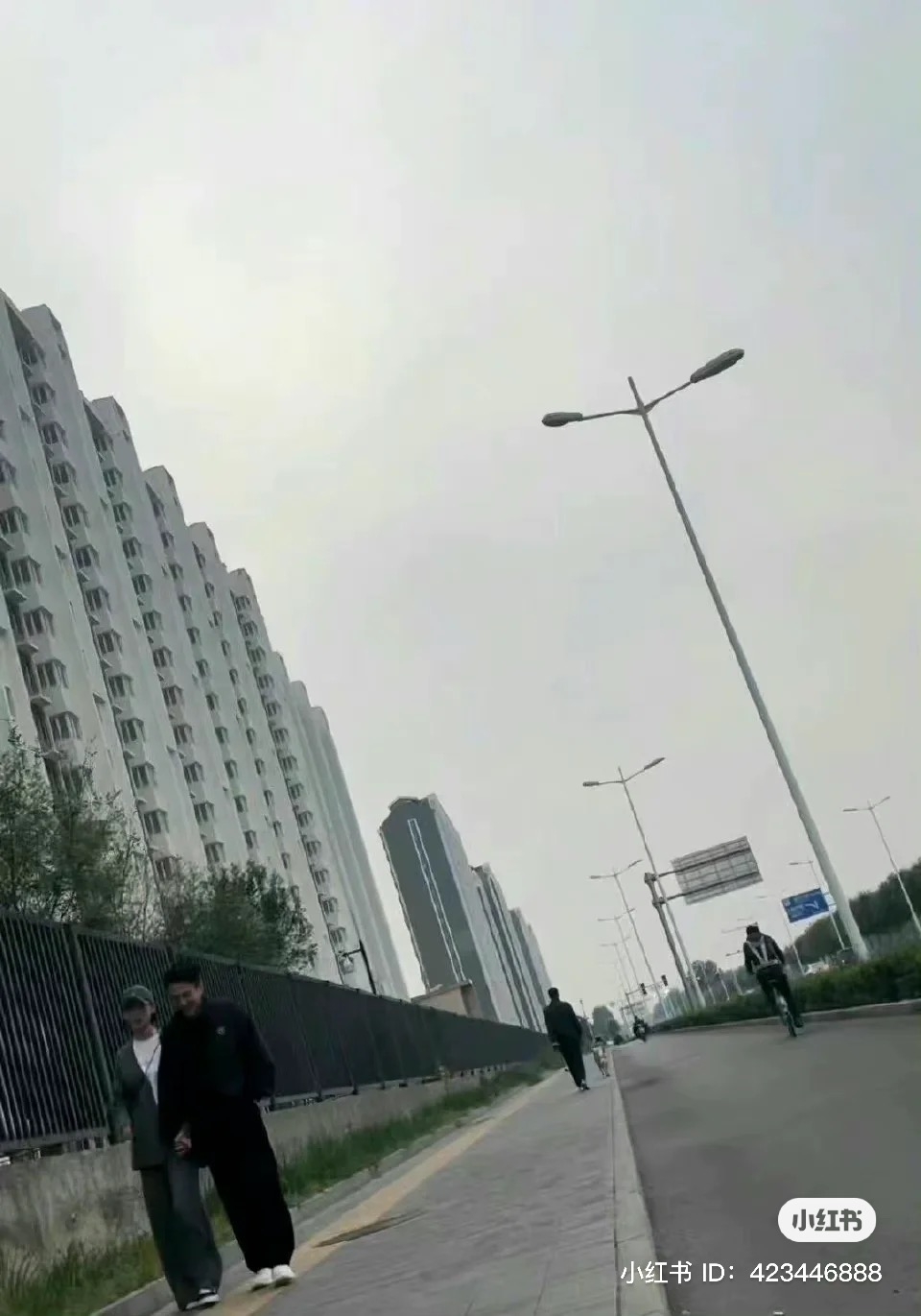 相中兩人都無戴口罩，但都打扮得十分低調，但拖住手散步非常甜蜜。