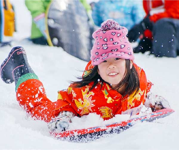 而雪橇滑道就可以俾大家享受速度感，就算小朋友都玩到㗎～