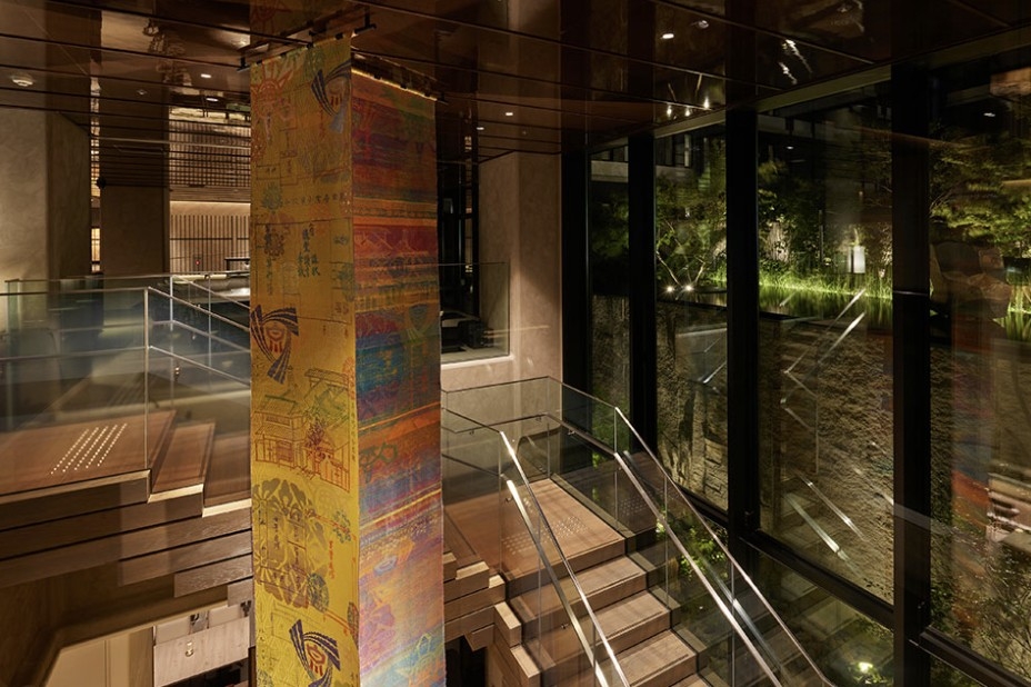 酒店內有橫跨2層樓的巨型西陣織作品，客房以祇園白川河沿岸為靈感
