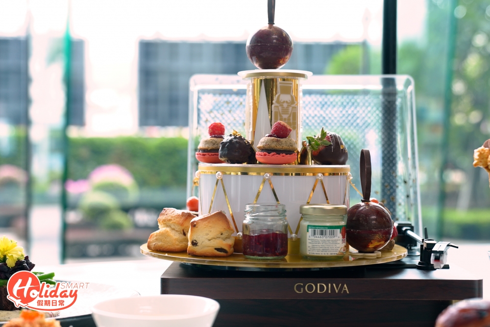 三層架甜點一共有8款甜品，當中以GODIVA朱古力入饌，全由酒店糕餅團隊人手製作，口味新穎的朱古力充滿驚喜！