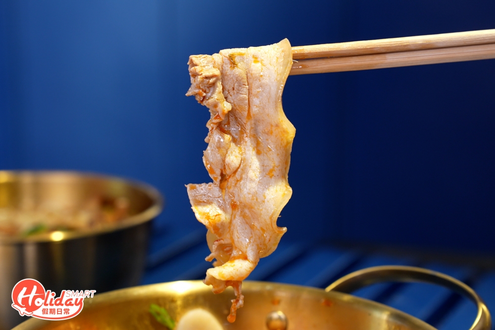 似足車仔麵選配料，有超過40款葷素食材，配料吸盡湯底，也可以加配麵底更飽肚；另外還有麻辣串串，每串價錢由$9至$20不等，必食推介有牛肚、牛柏葉，吸盡麻辣精華。