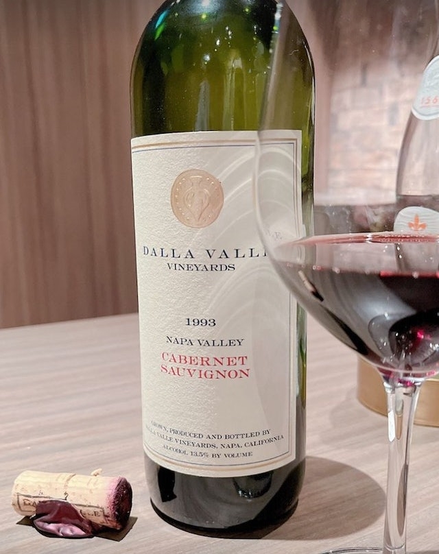 目測全枱最貴嘅應該係支紅酒,1993年出產,價值約為港幣3,100