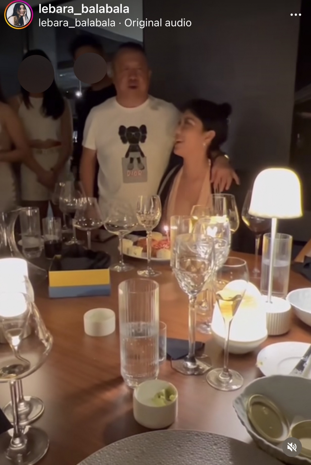 曾志偉亦拍手為黎峇菈唱歌,唱完生日歌後,獎門人仲行近黎峇菈