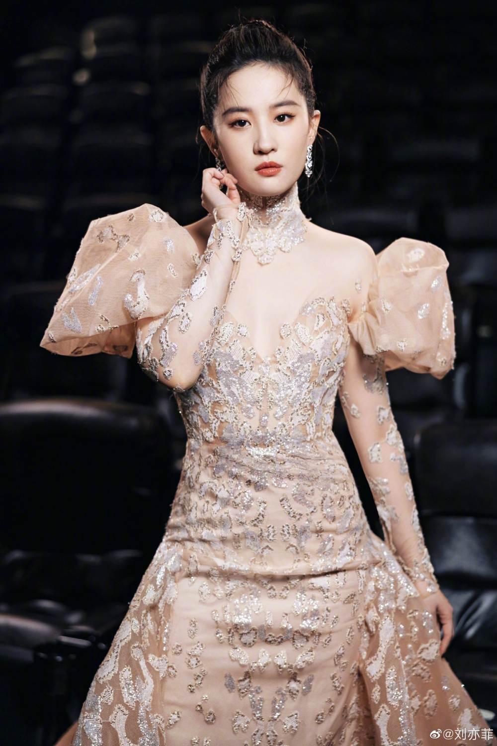 劉亦菲今年參加「微博電影之夜」嘅時候身穿高貴嘅香檳金晚裝