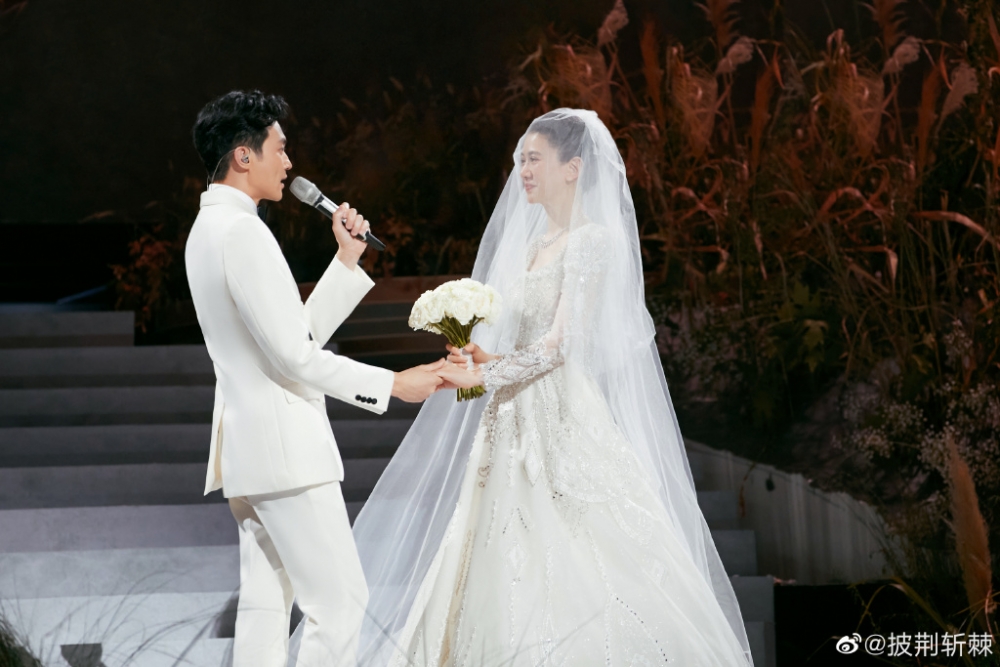 張智霖於《披荊斬棘2》公演舞台上製造浪漫,決定將妻子袁詠儀邀請上台,於台上舉辦婚禮。