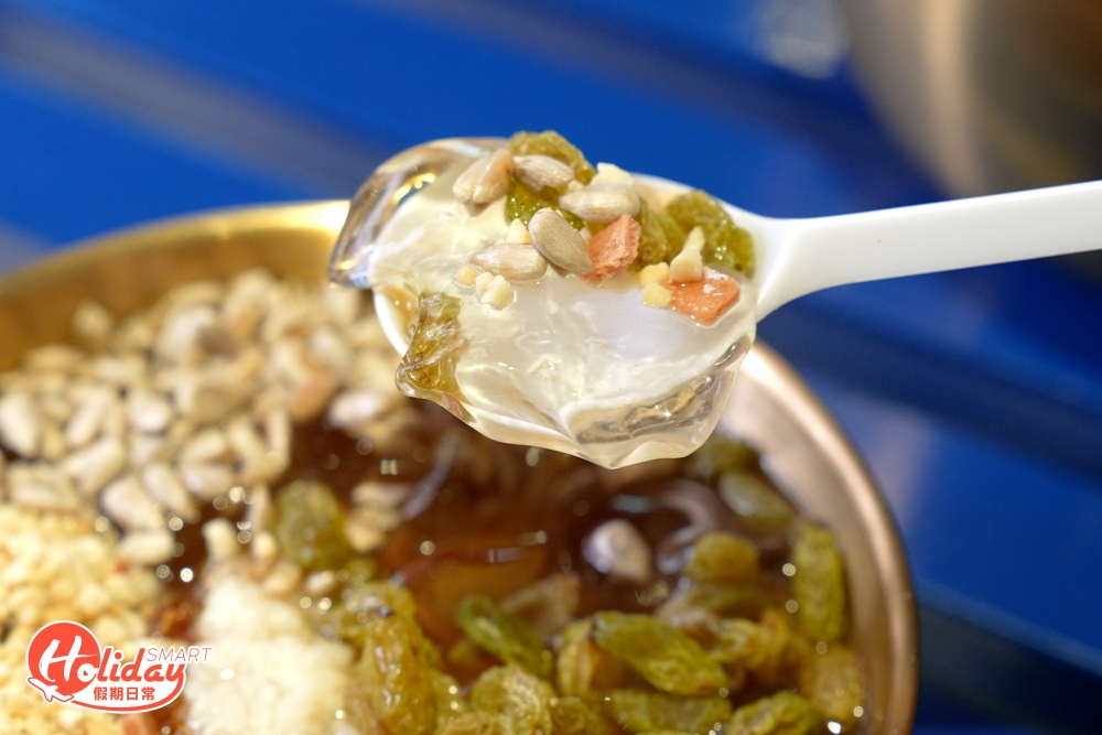食完辣當然要點碗冰粉解辣，晶瑩滑溜的冰粉淋上黑糖和酒釀後變得香甜，表面再鋪滿花生、山渣、葵瓜子等口感更豐富。
