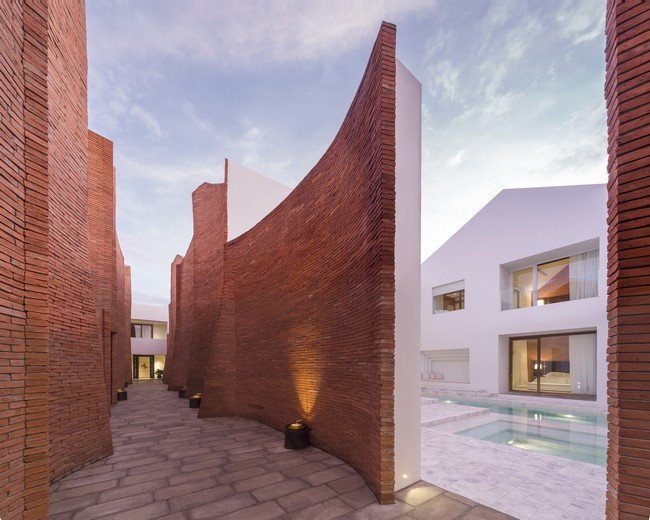 呢間酒店最出名嘅打卡位置就係呢面紅色磚頭牆！